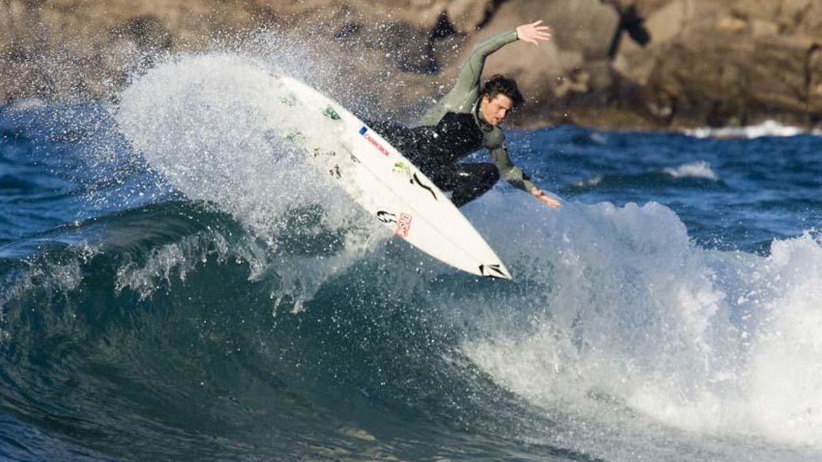 El surfista vigués Gony Zubizarreta, cogiendo una ola.