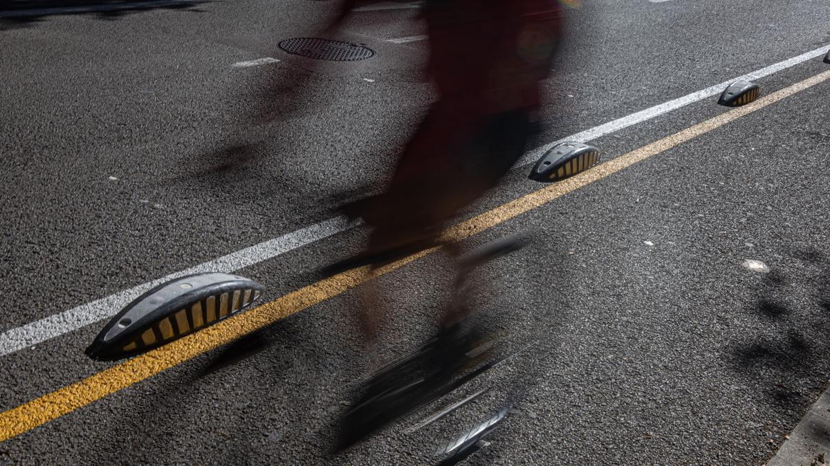 La sombra de un ciclista en un carril bici de Barcelona.