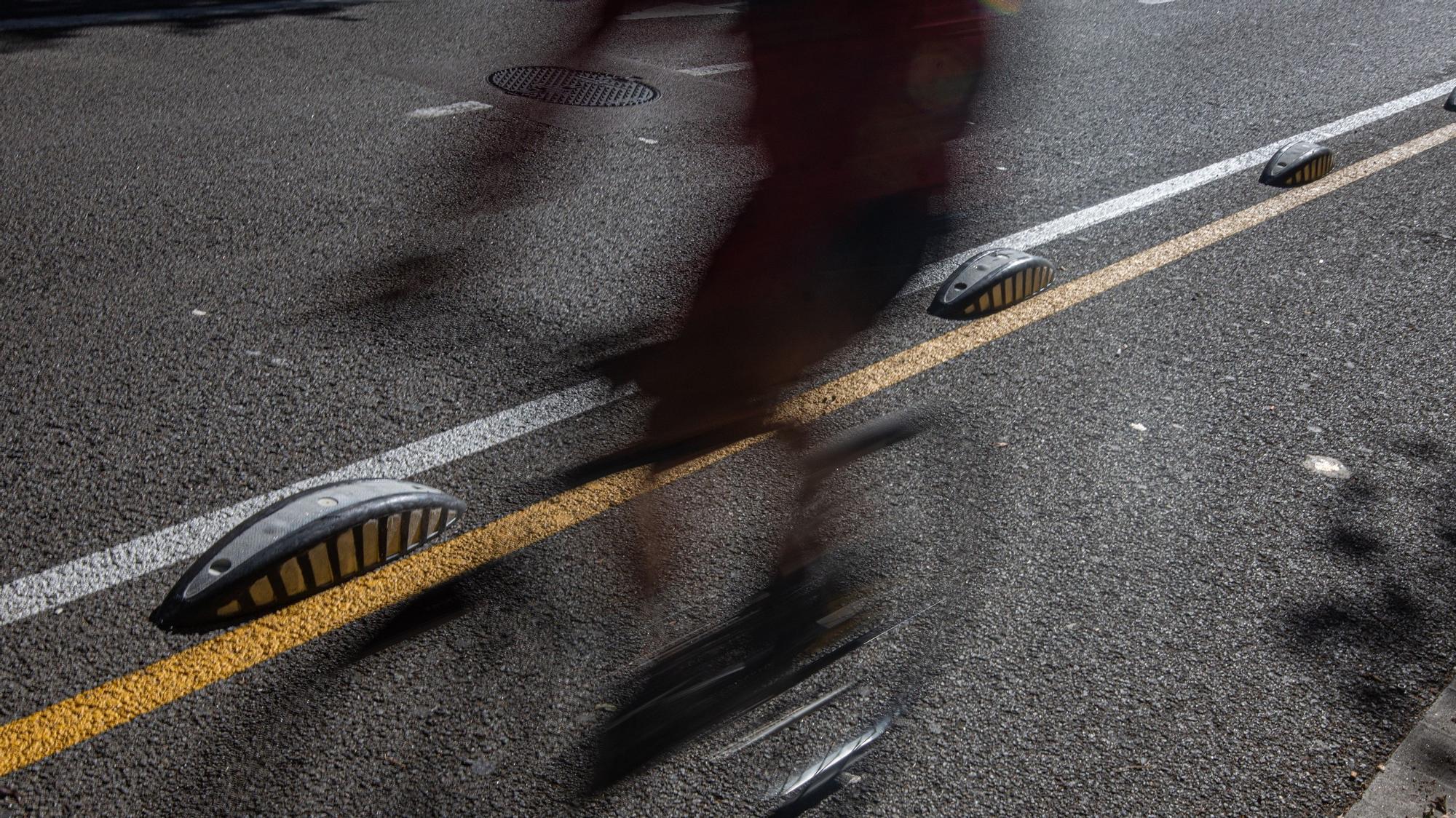 La sombra de un ciclista en un carril bici de Barcelona