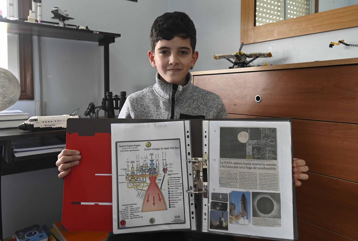 Ángel Lago Suárez, con información sobre el espacio recopilada en una carpeta.