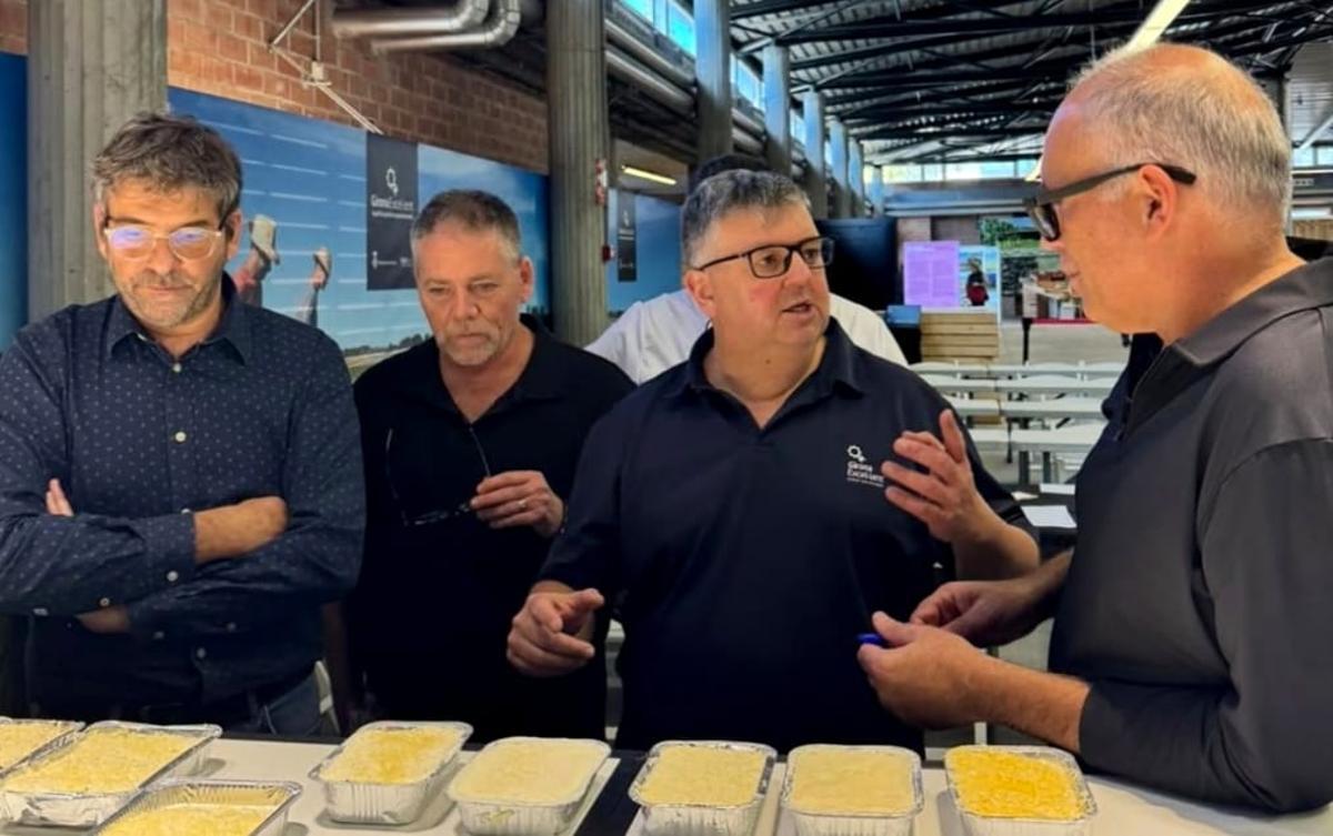 Membres del jurat observen les plates de canelons que optaven al premi.