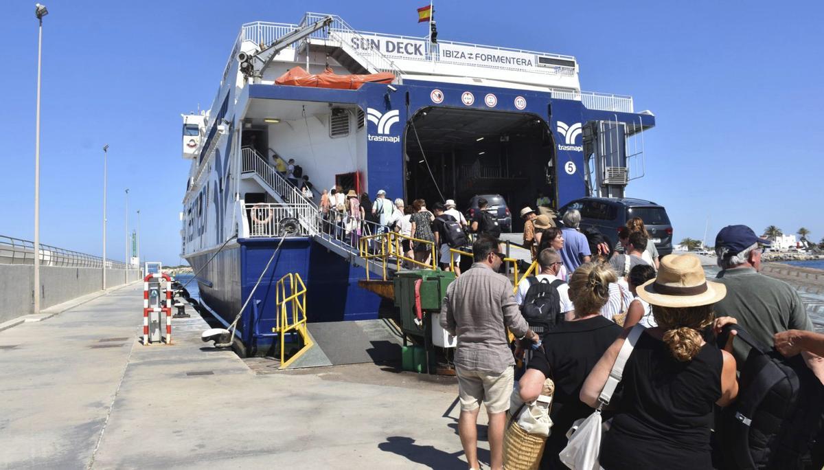 Pasajeros embarcan el pasado verano en el puerto de la Savina en un ferri que tiene por destino Eivissa.  | CÉSAR NAVARRO