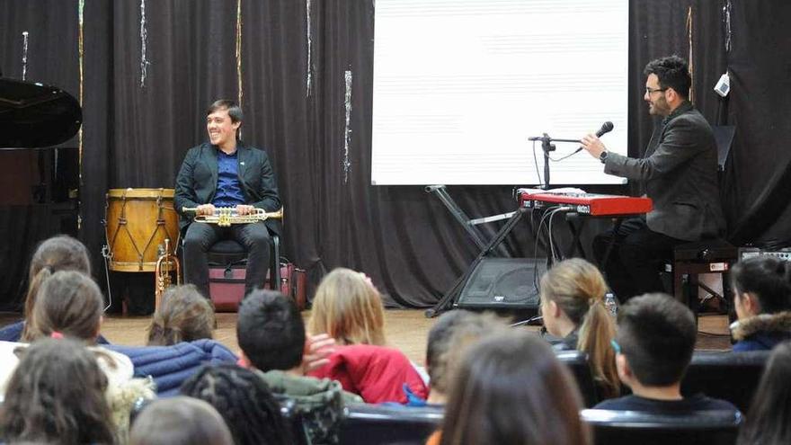 Un momento de la clase magistral celebrada ayer en la Escola de Música de Vilagarcía.  // Iñaki Abella