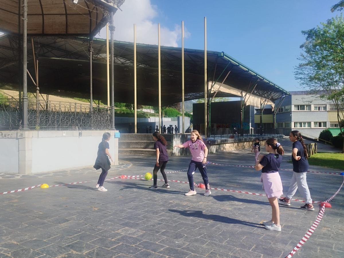 Así fue la jornada de Educación Física en la Calle del colegio Bernardo Gurdiel de Grado