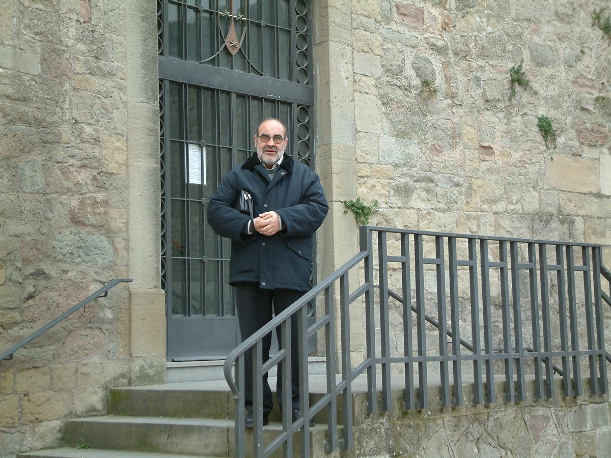 Mossèn Narcís Riba a l'entrada de l'església del Carme l'any 2003, on exercia com a rector des del 1997