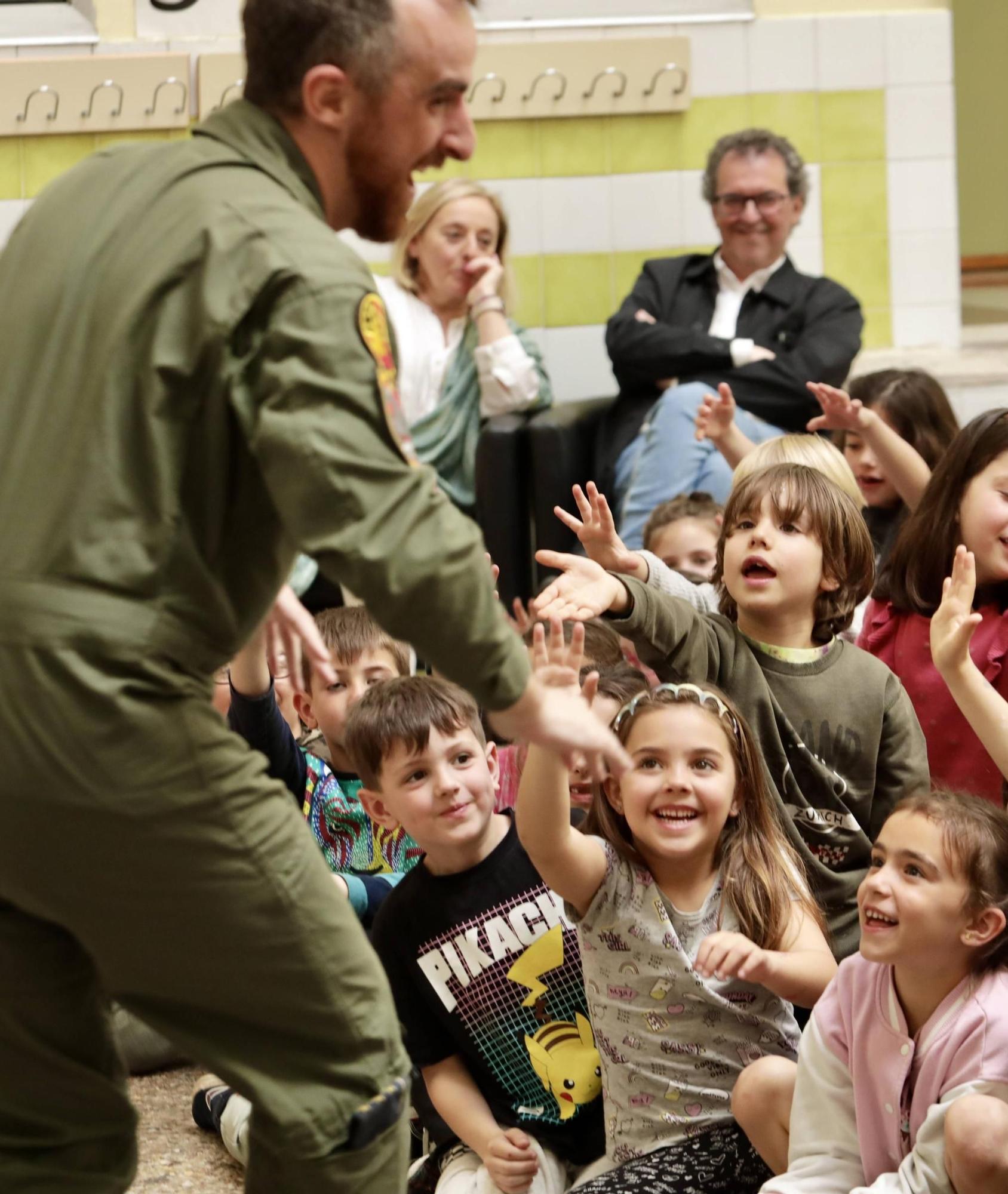 La visita del capitán del Ejército del Aire Borja Entrialgo al colegio Clarín, en imágenes