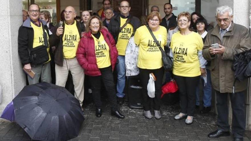 Concentración de la plataforma Unió per les Pensions de Alzira pese a la lluvia.