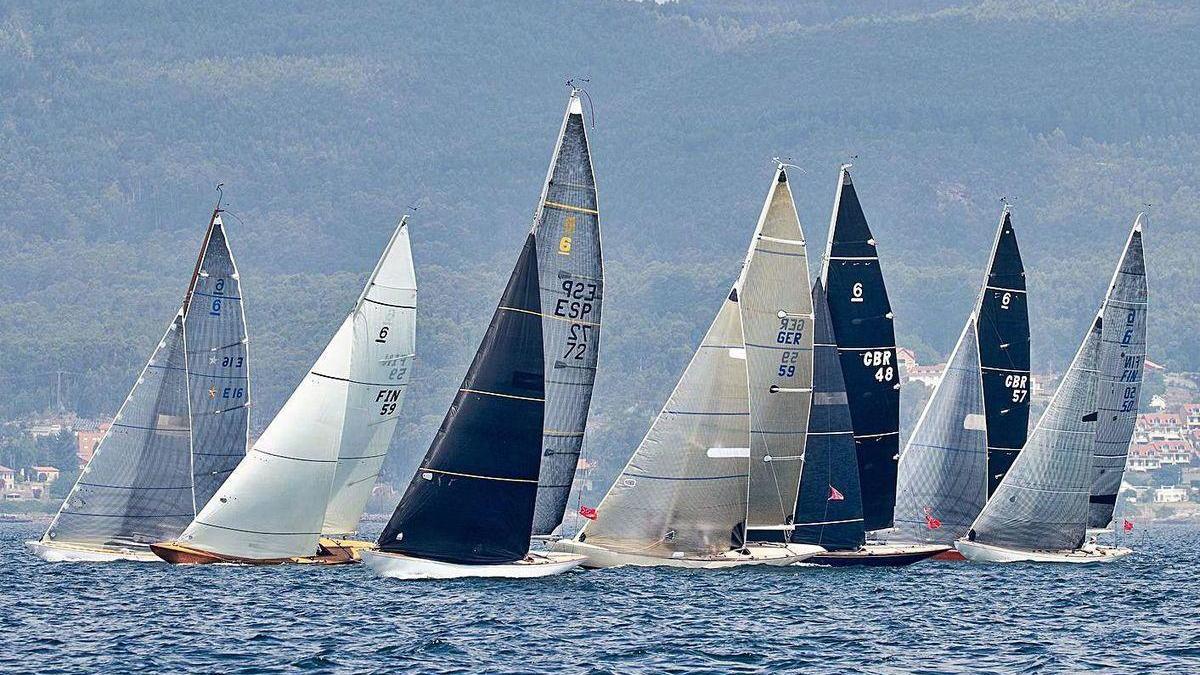 Flotila de 6 metros, navegando por la ría de Pontevedra.