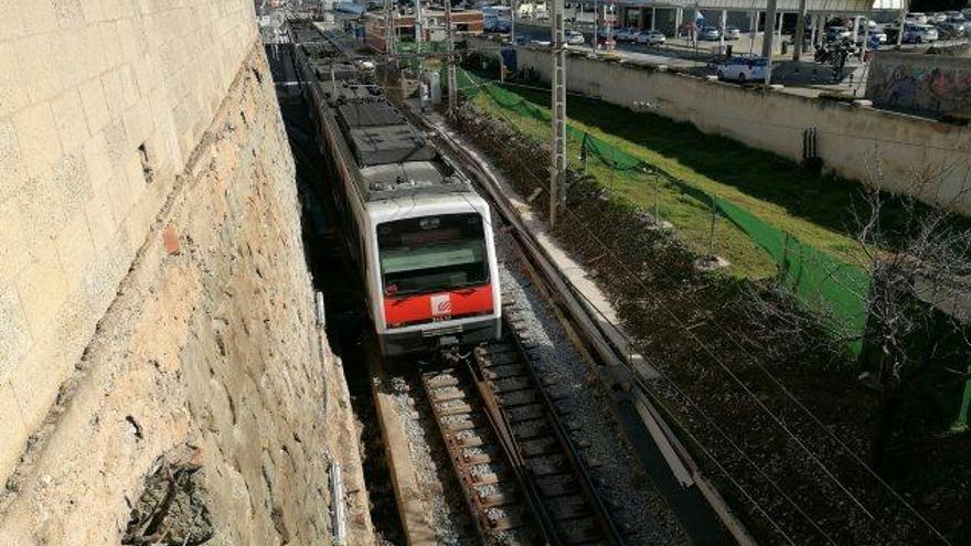 Un tren de Ferrocarrils de la Generalitat entre les estacions de Manresa Alta i Manresa Baixador, ahir