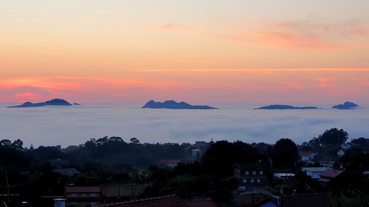 Vista desde San Miguel de Oia con los picos más altos de las Cíes sobresaliendo a la niebla