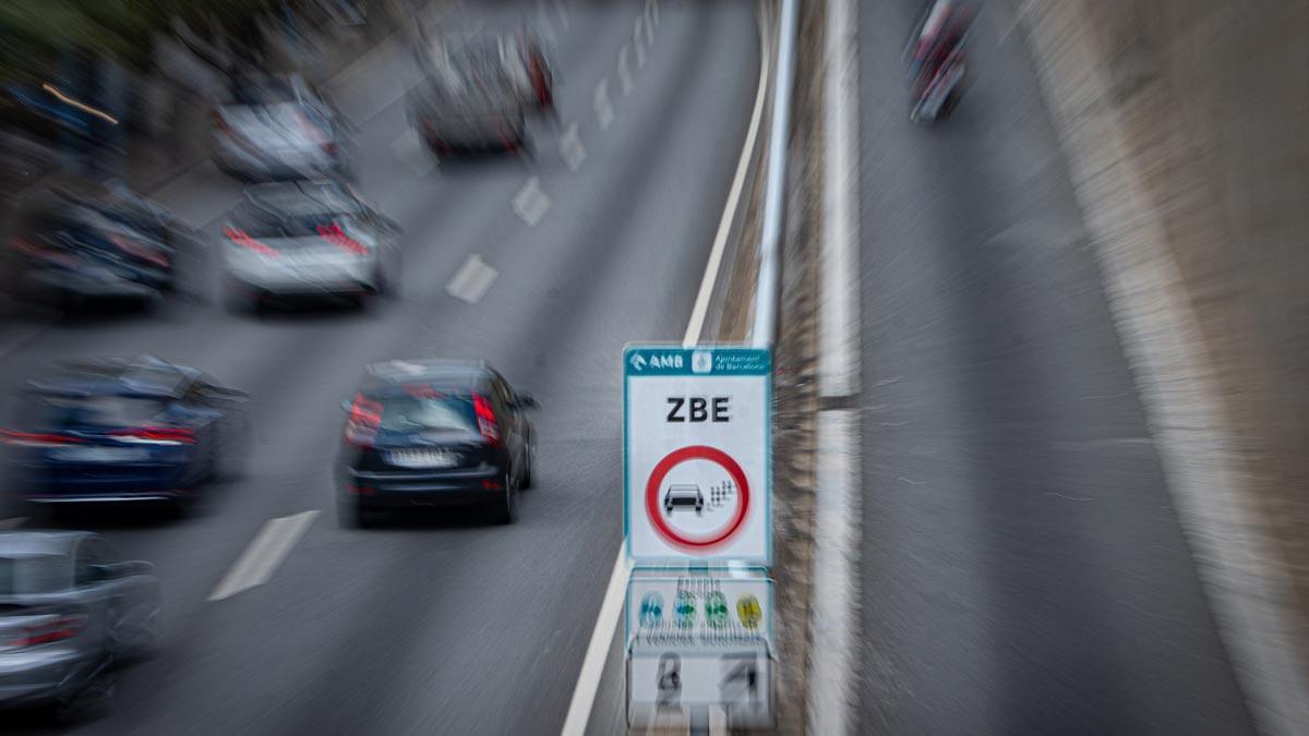 Cartel de Zona de Bajas Emisiones en la salida 2 de la Ronda de Dalt, en Barcelona