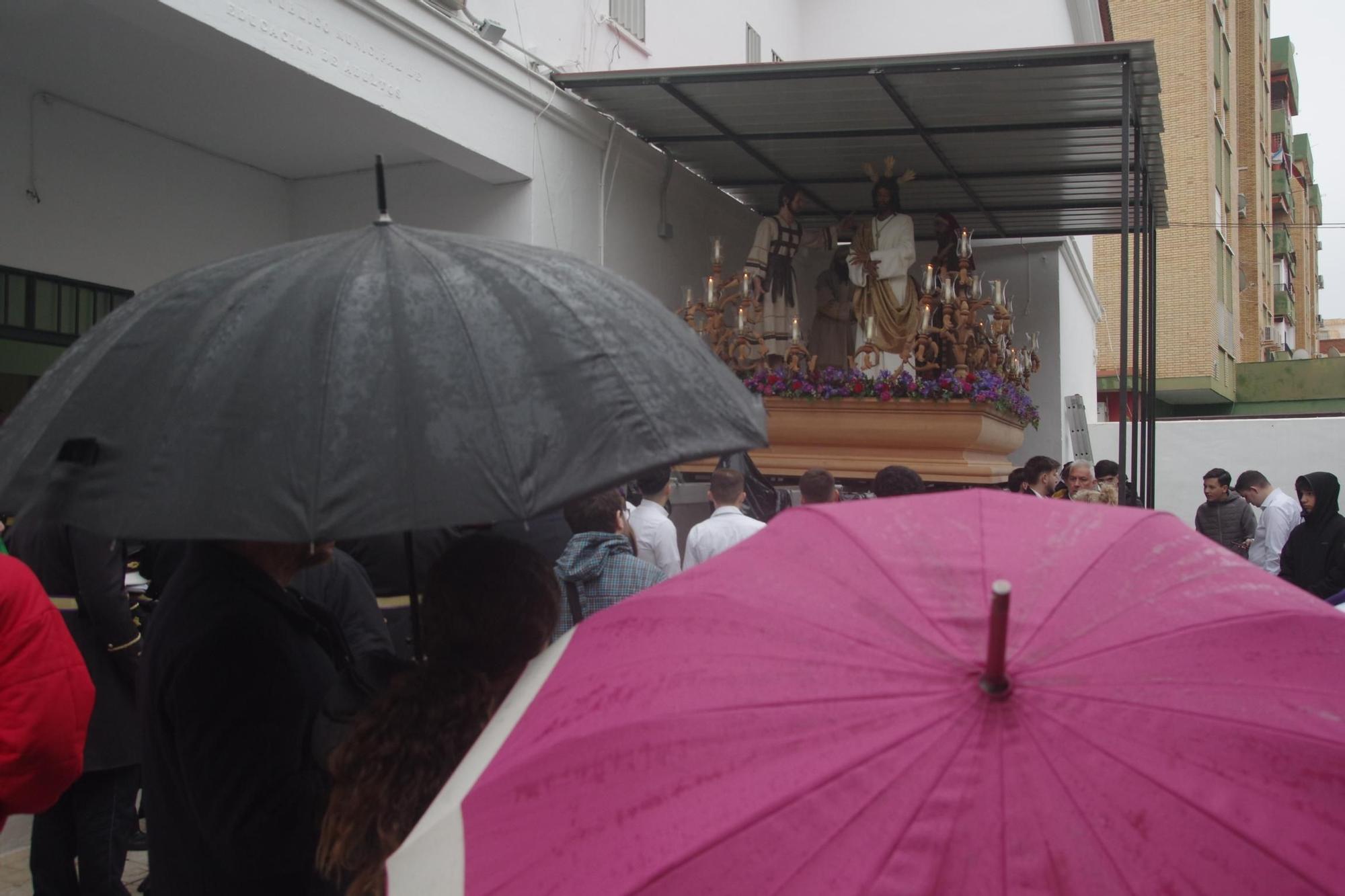 Momentos previos a la salida de Jesús ante Anás, que se retrasó por la lluvia.