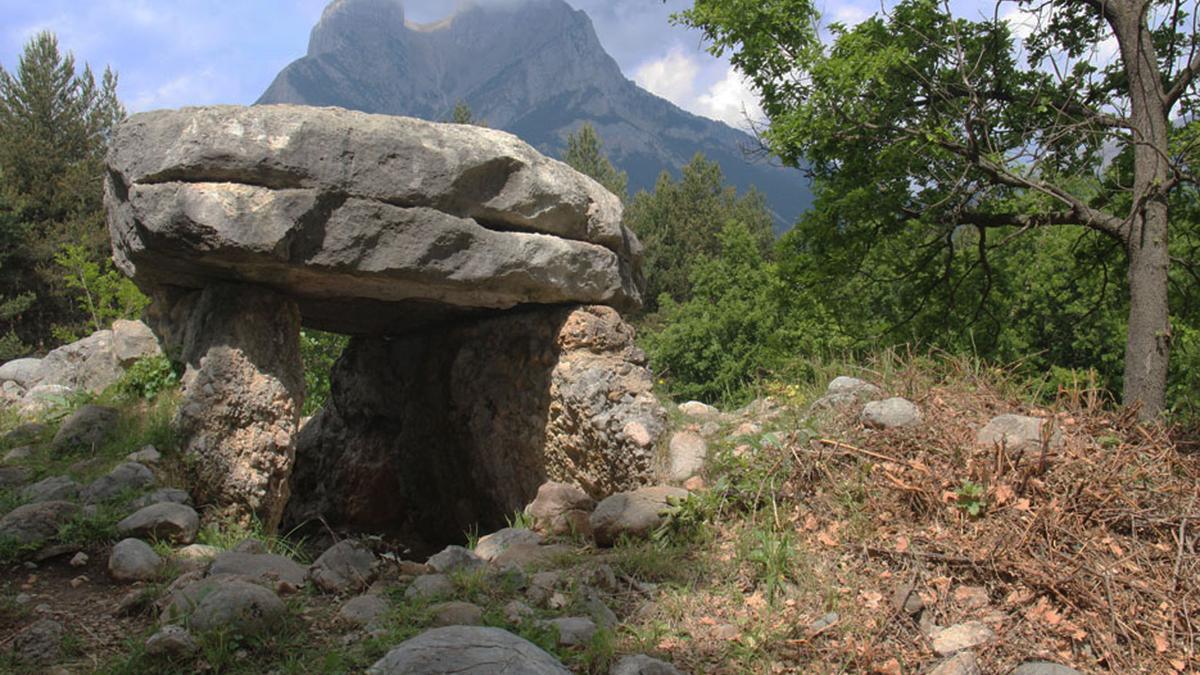 Dolmen de Molers, al fons el Pedraforca, Saldes.