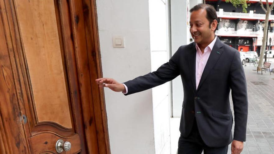 El presidente Anil Murthy entrando a las oficinas del club.