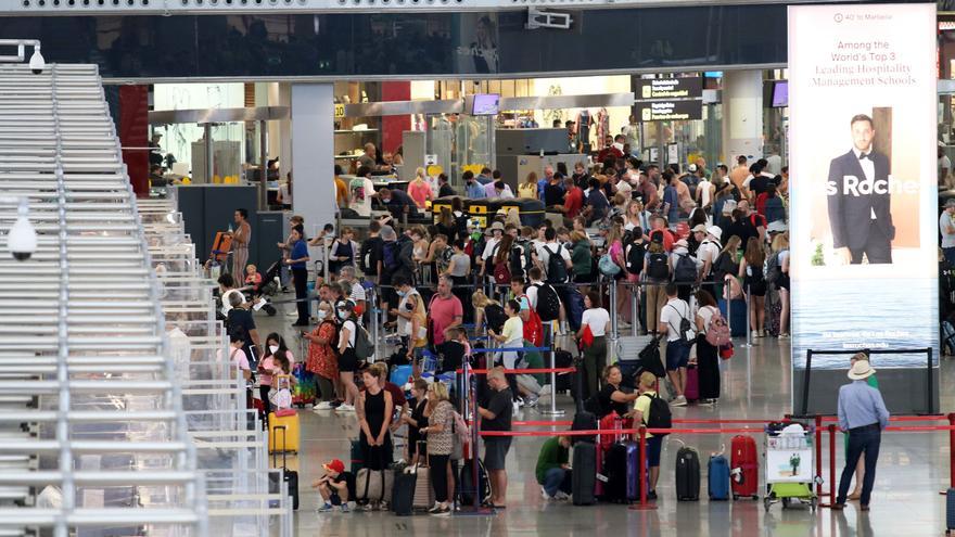 Exceltur alerta de un «caos importante» en los aeropuertos este verano
