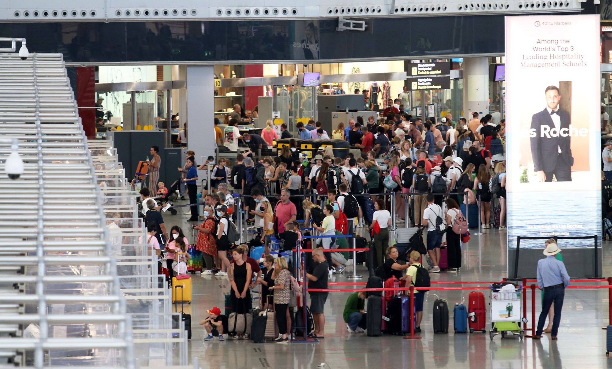 Comienzo de las vacaciones de verano en el aeropuerto de Málaga.