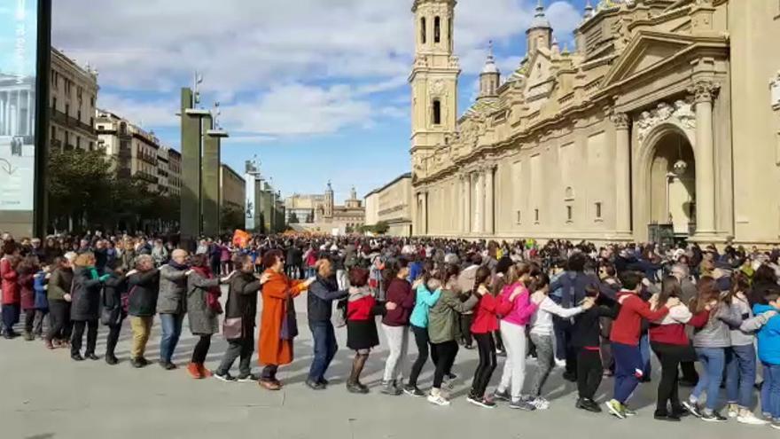 Más de 400 personas forman un símbolo de la paz viviente