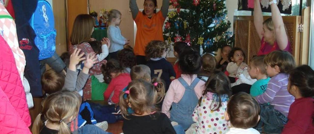 Un grup d´alumnes aprenent una nadala en anglès.