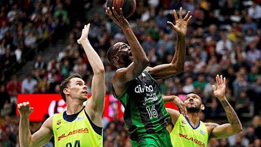 Bàsquet La Penya sorprèn el Barça en el derbi