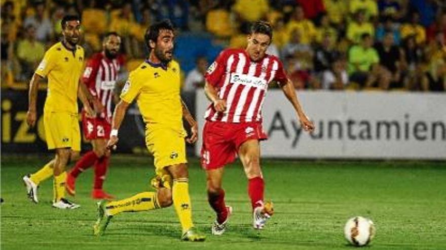 Escassi pugna amb Mata per una pilota en una acció del partit entre l&#039;Alcorcón i el Girona del curs passat.