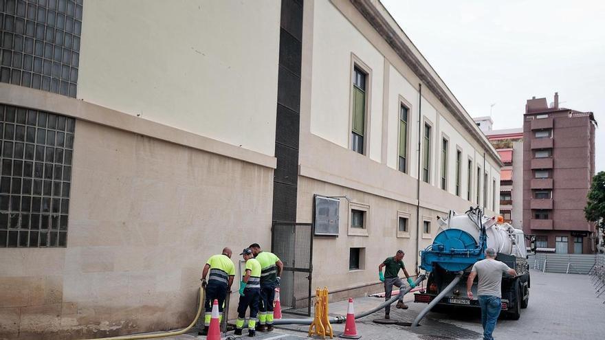 Achique de agua en las obras del teatro Guimerá
