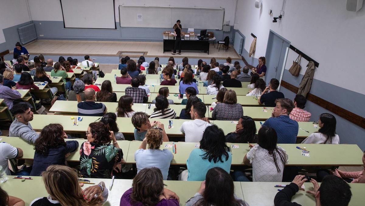 Uns 2.000 funcionaris pendents d’un trasllat dins de la Generalitat poden no tenir plaça fins al setembre Uns 2.000 funcionaris pendents d’un trasllat dins de la Generalitat poden no tenir plaça fins al setembre