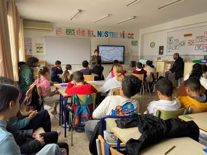 Se acabó cambiar pañales para los padres del colegio de Tavernes que no tenía educadora