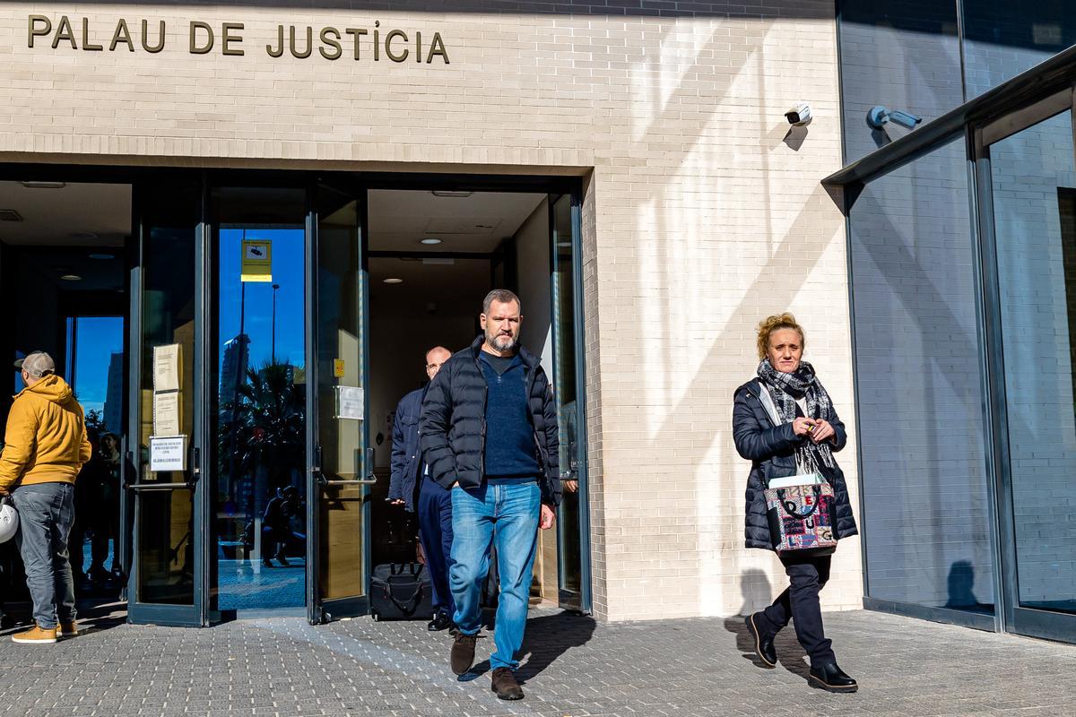 Los otros dos acusados a la salida del Palacio de Justicia.