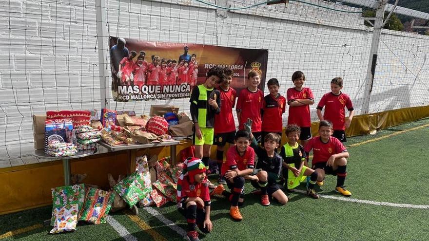 Un grupo de niños de la Escuela RCDM en Bogotá durante un acto prenavideño.