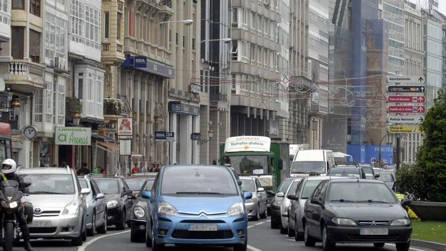 Colas de coches en Los Cantones junto a los edificios.