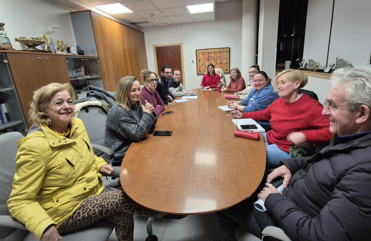 La reunión celebrada esta semana en el Concello con colectivos vecinales, comerciantes y hosteleros. | FDV
