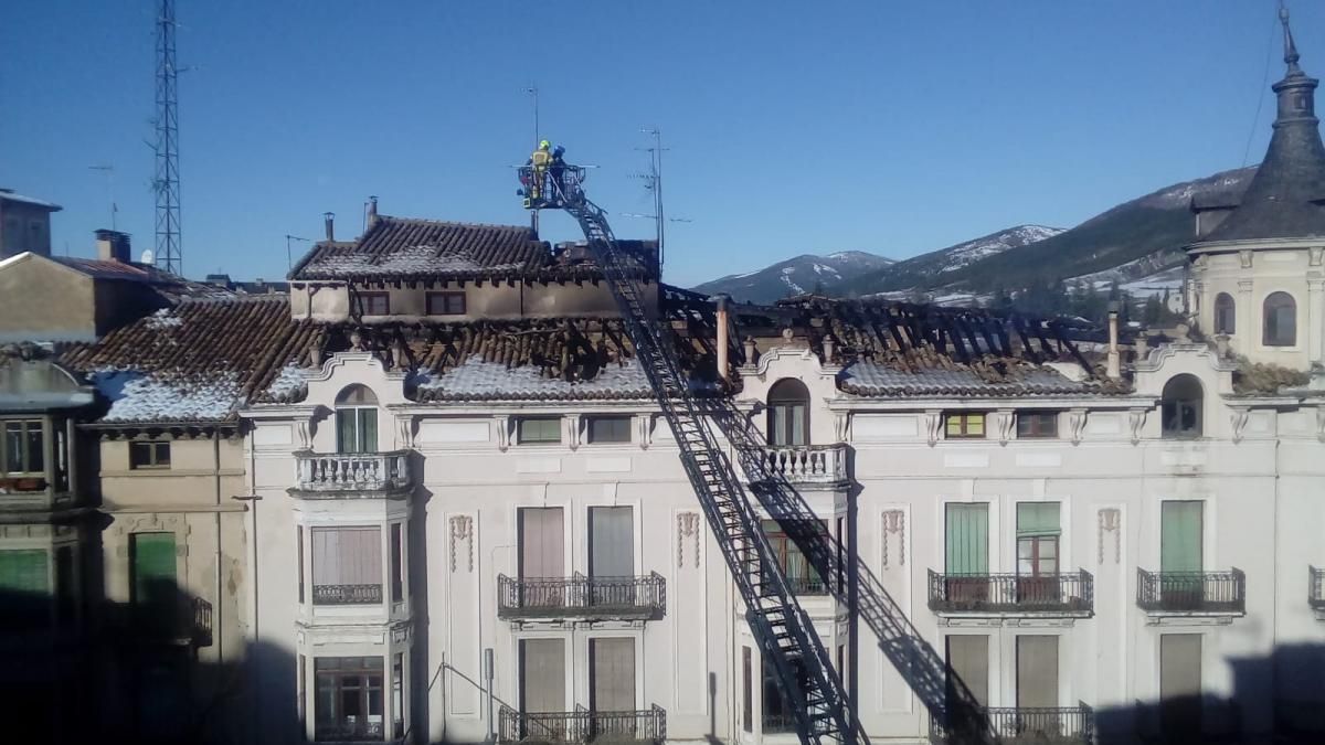 Los bomberos refrescan la techumbre del edificio incendiado del Pilgrim de Jaca