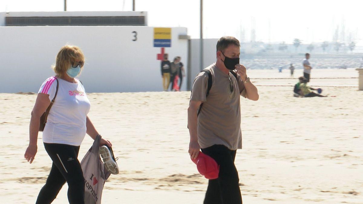 Las mascarillas en la playa podrían desaparecer