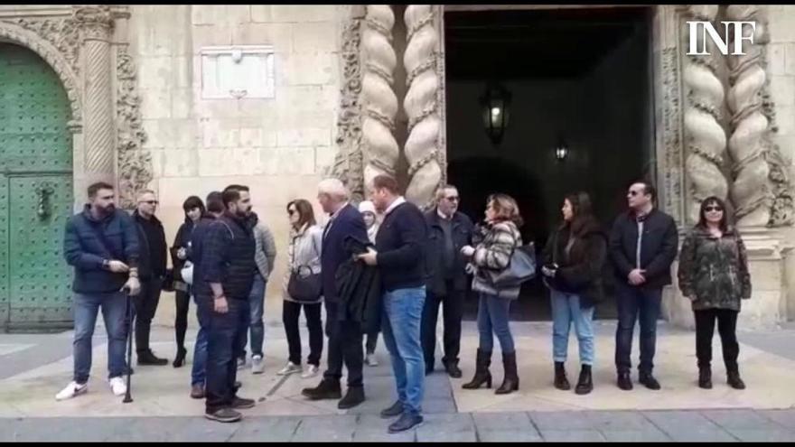 Una docena de personas acude a la protesta de Vox por la muerte de dos niñas