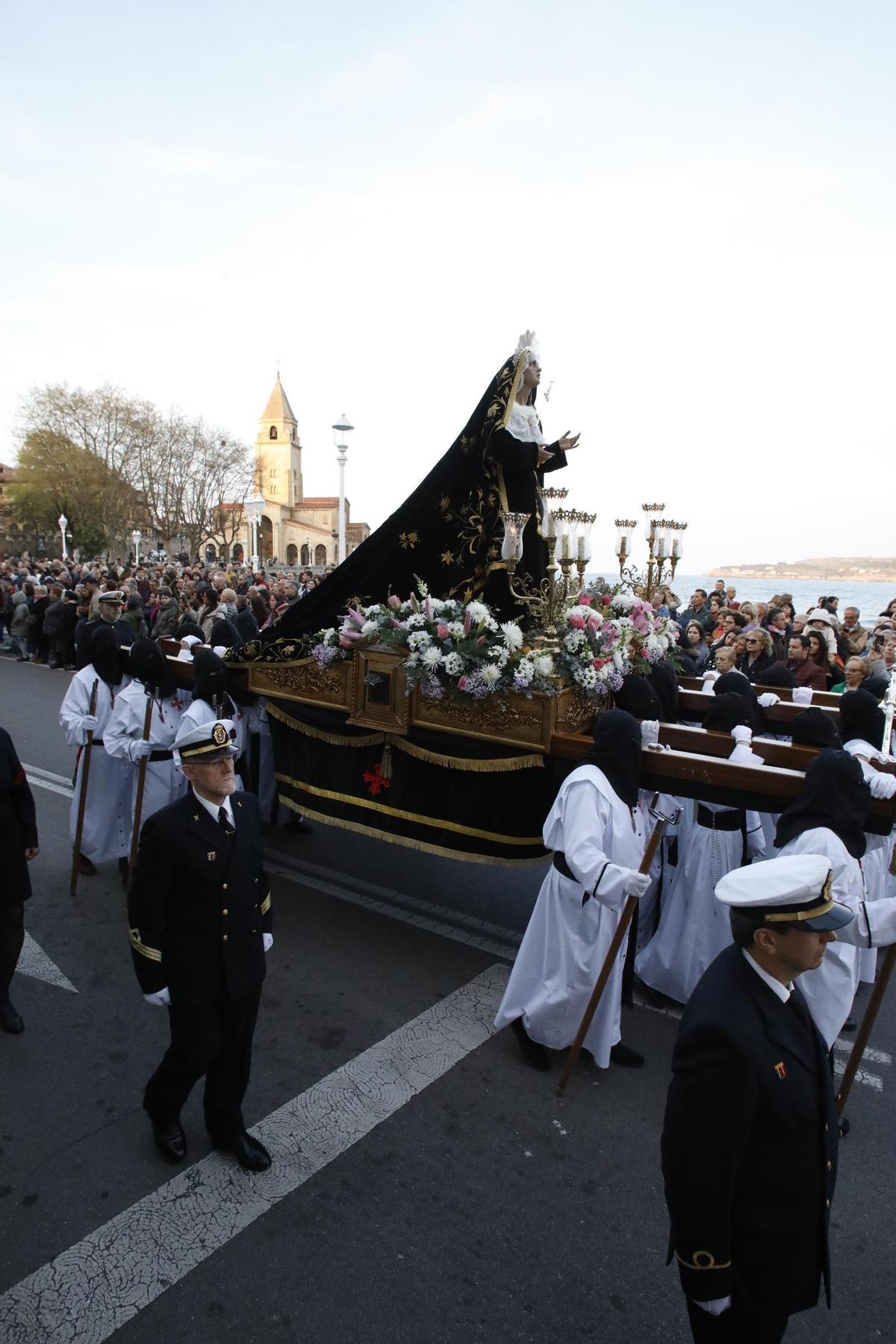En imágenes: Procesión del Santo Entierro del Viernes Santo en Gijón