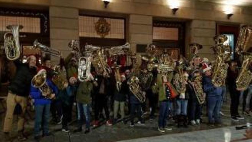 Tuba Christmas, el evento musical que llegó de Nueva York a las puertas del Jovellanos