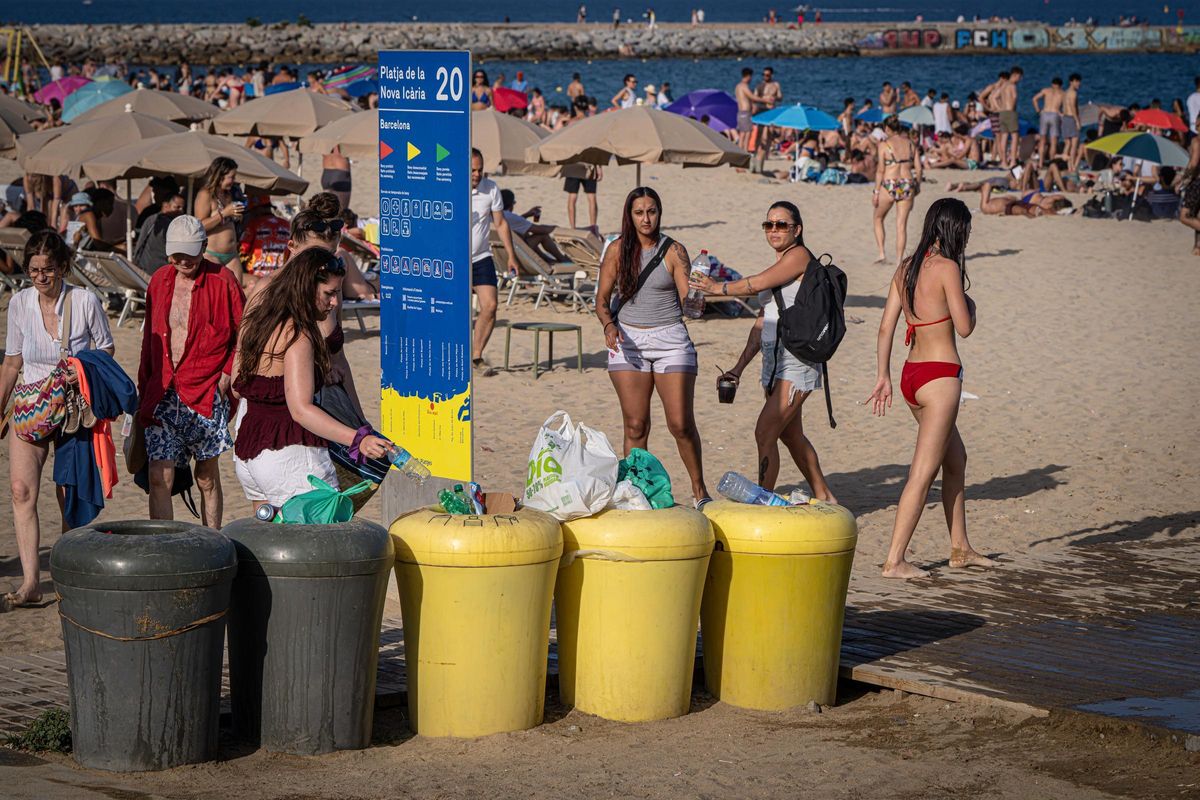 Barcelona recupera el ritmo normal en sus playas después de la verbena de Sant Joan