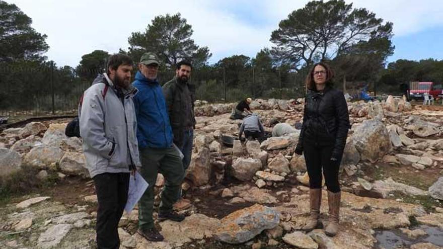 Viista al yacimiento de la consellera Susana Labrador.