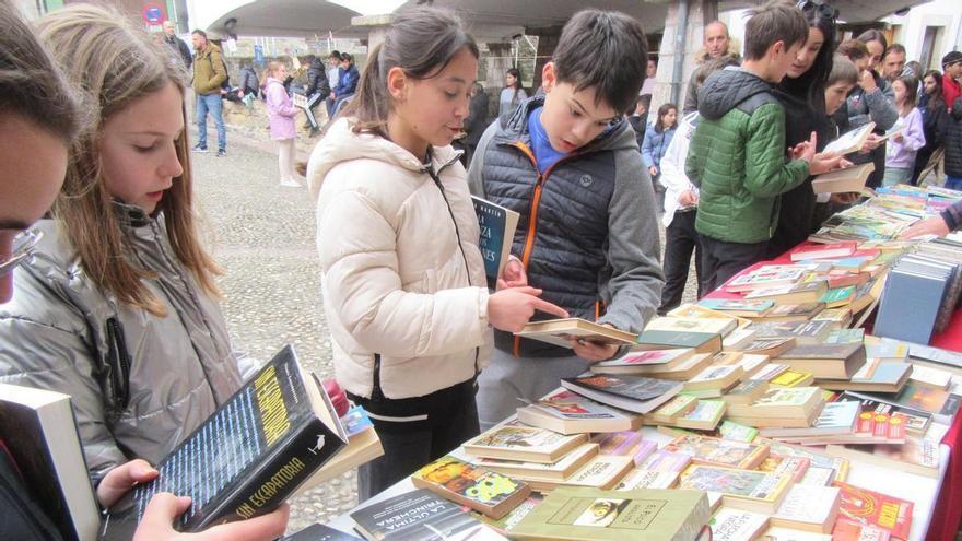 Más de cien estudiantes celebran el Día del Libro en Cangas de Onís