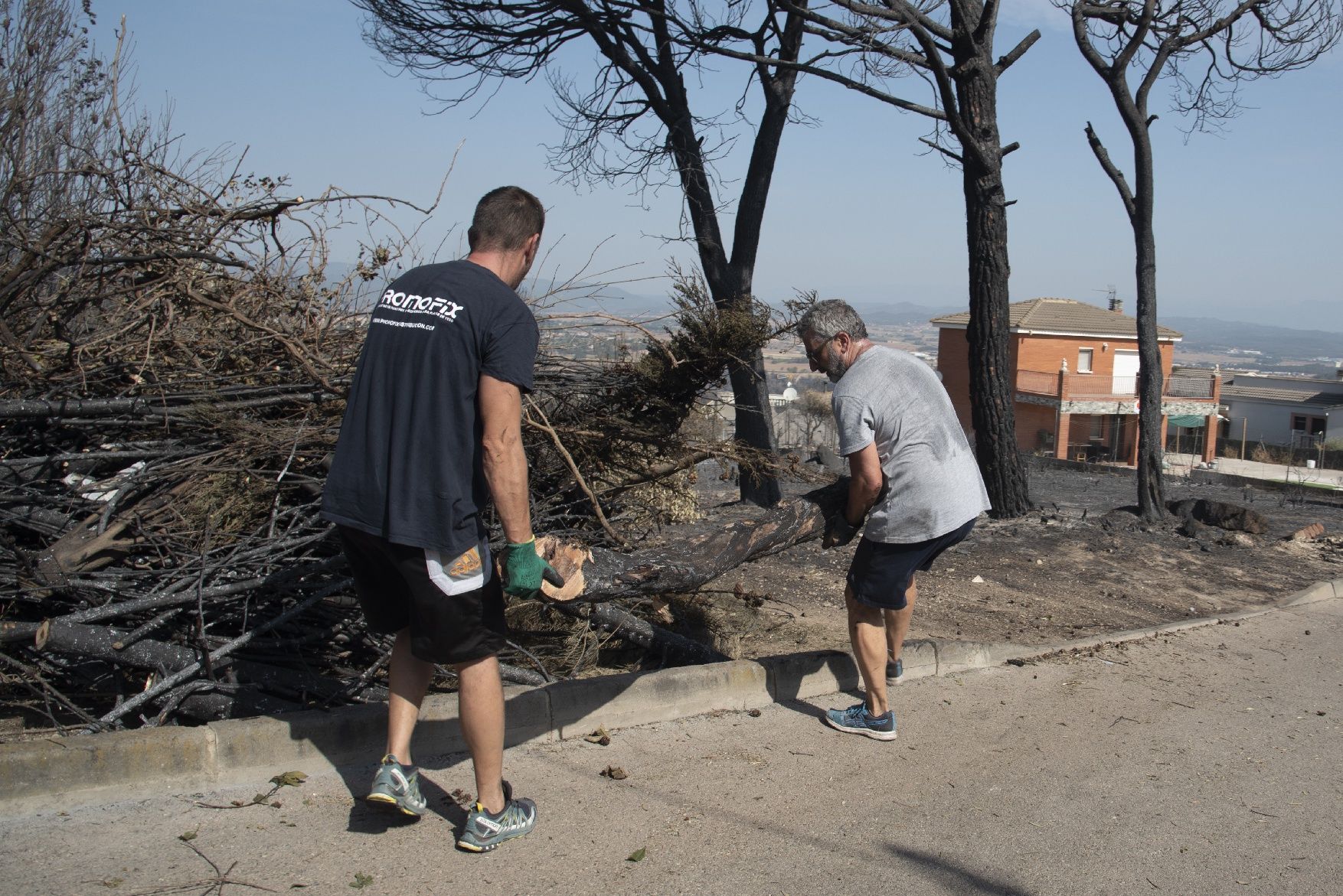 Una trentena de voluntaris s’autoorganitzen per ajudar River Park en la vida després del foc