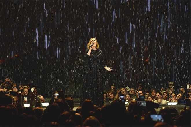 Adele junto al público en uno de sus conciertos