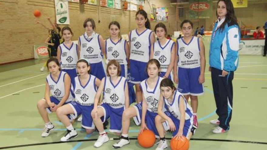 El equipo alevín del Carmelitas, durante el torneo celebrado ayer en Vedruna. // Iñaki Osorio