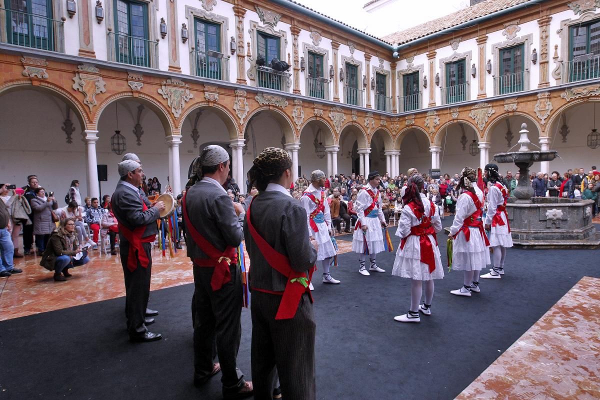 La presidenta de la Junta visita la Feria de los Municipios