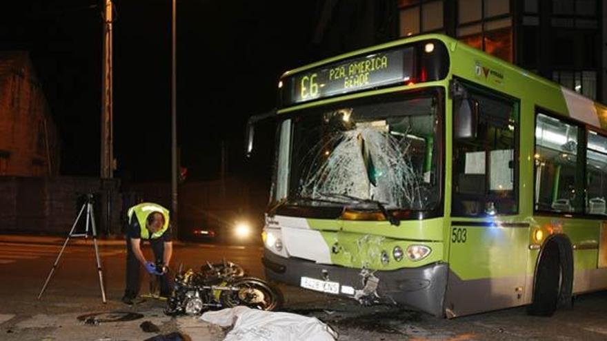 Dos jóvenes fallecen al chocar su moto contra un autobús de Vitrasa en Vigo