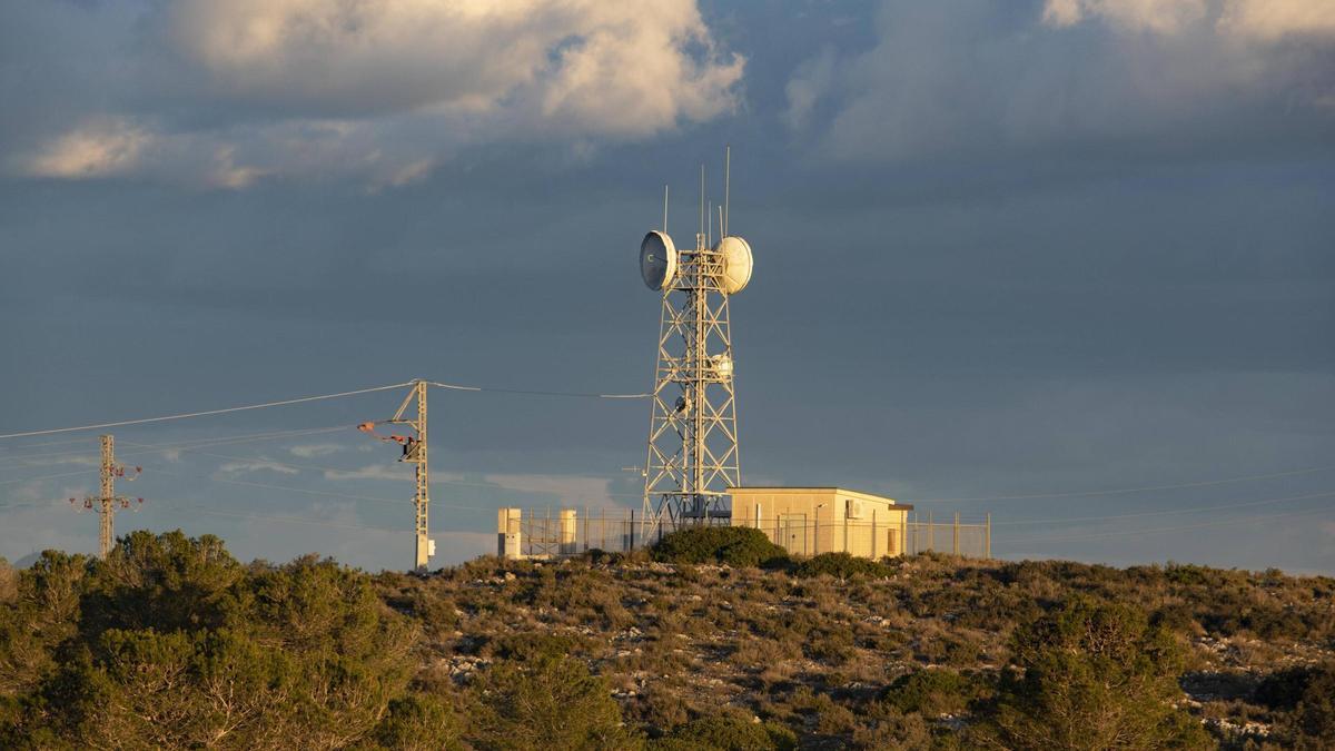 Antenas de telecomunicaciones en un paraje de la sierra de Enguera.