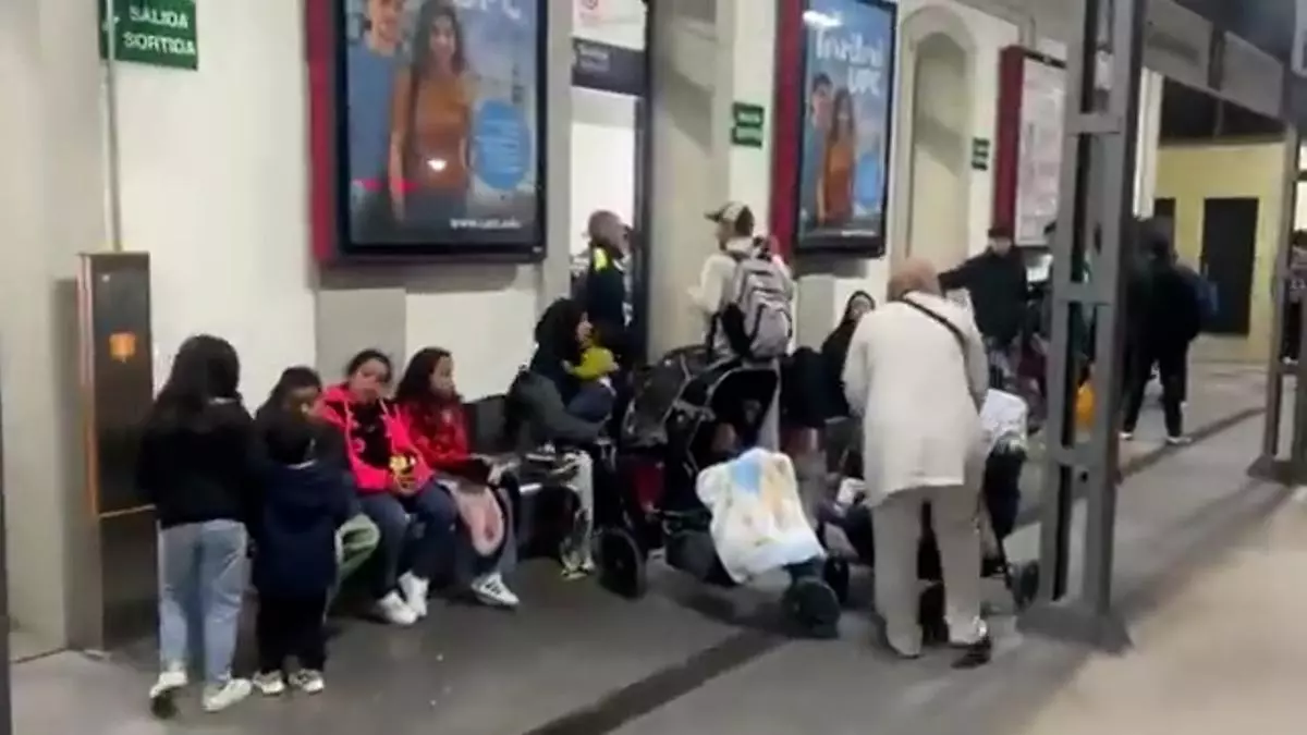 Caos en Rodalies en plena madrugada: decenas de pasajeros atrapados en Castelldefels durante una hora