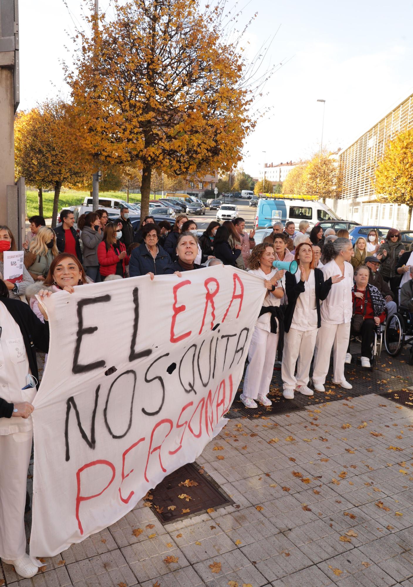 En imágenes: Protesta de los usuarios de la residencia Aurora Álvarez de Gijón por el recorte de plantilla