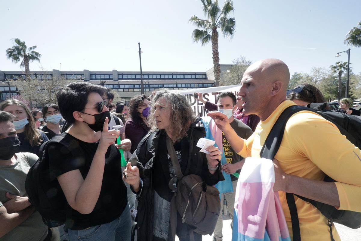 La UIB suspende por las protestas una conferencia sobre transexualidad La UIB suspende por las protestas una conferencia sobre transexualidad