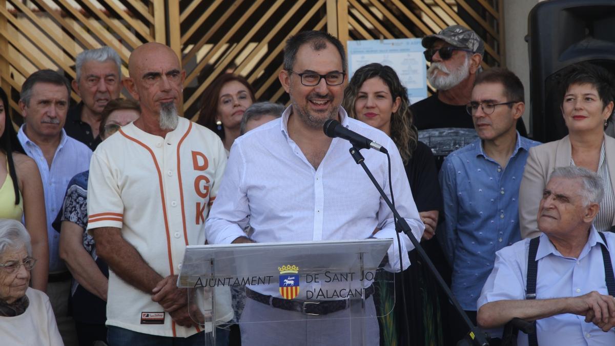 Los autores, José Manuel Caturla, en el atril, junto a Fernando Martínez, en la inaguración.