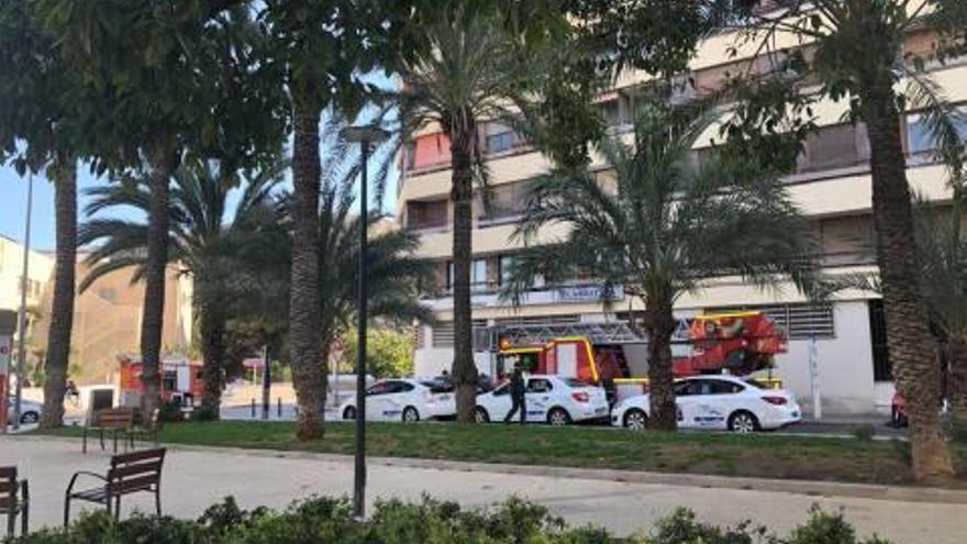 Los bomberos en el edificio el día que se produjo el incendio.